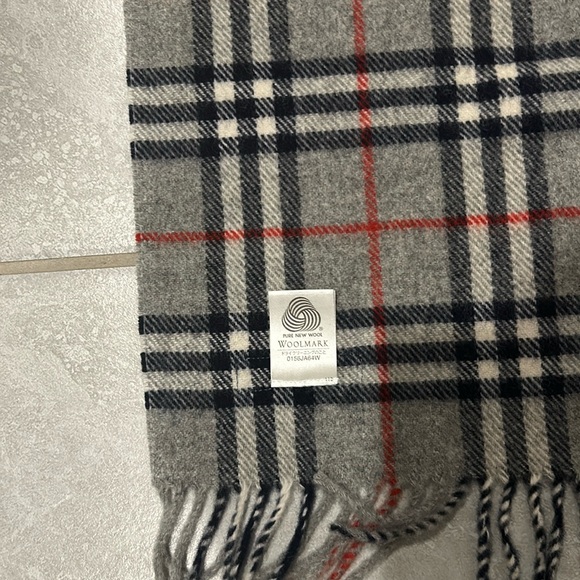 100% Authentic Burberry Classic 100% Cashmere Scarf - Picture 3 of 3